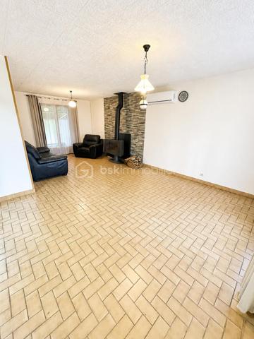 Maison familiale spacieuse – 5 chambres – Un cadre de vie idéal

Découvrez cette belle maison familiale alliant confort, espace et convivialité. Située dans un environnement calme et agréable, elle offre de généreux volumes parfaitement adaptés à la vie de famille.

La maison se compose d’un vaste séjour lumineux, d’une cuisine fonctionnelle, d’une belle véranda apportant luminosité et espace de vie supplémentaire, ainsi que de cinq chambres confortables permettant à chacun de profiter de son espace. Vous apprécierez également les nombreux rangements, les espaces extérieurs agréables ainsi que le fort potentiel qu’offre son grand sous-sol avec cave, idéal pour du stockage, un atelier, une salle de loisirs ou tout autre projet selon vos envies.

Idéale pour une grande famille ou pour ceux qui recherchent espace et tranquillité, cette maison saura vous séduire par son atmosphère chaleureuse et ses prestations.

À visiter sans tarder !