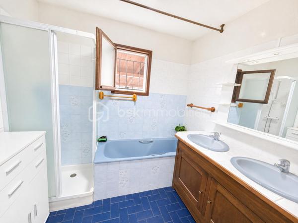Maison familiale spacieuse – 5 chambres – Un cadre de vie idéal

Découvrez cette belle maison familiale alliant confort, espace et convivialité. Située dans un environnement calme et agréable, elle offre de généreux volumes parfaitement adaptés à la vie de famille.

La maison se compose d’un vaste séjour lumineux, d’une cuisine fonctionnelle, d’une belle véranda apportant luminosité et espace de vie supplémentaire, ainsi que de cinq chambres confortables permettant à chacun de profiter de son espace. Vous apprécierez également les nombreux rangements, les espaces extérieurs agréables ainsi que le fort potentiel qu’offre son grand sous-sol avec cave, idéal pour du stockage, un atelier, une salle de loisirs ou tout autre projet selon vos envies.

Idéale pour une grande famille ou pour ceux qui recherchent espace et tranquillité, cette maison saura vous séduire par son atmosphère chaleureuse et ses prestations.

À visiter sans tarder !
