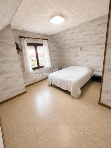 Maison familiale spacieuse – 5 chambres – Un cadre de vie idéal

Découvrez cette belle maison familiale alliant confort, espace et convivialité. Située dans un environnement calme et agréable, elle offre de généreux volumes parfaitement adaptés à la vie de famille.

La maison se compose d’un vaste séjour lumineux, d’une cuisine fonctionnelle, d’une belle véranda apportant luminosité et espace de vie supplémentaire, ainsi que de cinq chambres confortables permettant à chacun de profiter de son espace. Vous apprécierez également les nombreux rangements, les espaces extérieurs agréables ainsi que le fort potentiel qu’offre son grand sous-sol avec cave, idéal pour du stockage, un atelier, une salle de loisirs ou tout autre projet selon vos envies.

Idéale pour une grande famille ou pour ceux qui recherchent espace et tranquillité, cette maison saura vous séduire par son atmosphère chaleureuse et ses prestations.

À visiter sans tarder !