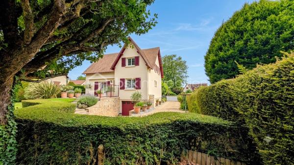 EXCLUSIVITE

Située sur la commune prisée de Douvres-la-Délivrande,  à proximité immédiate de commerces, cette belle propriété de 146 m² habitables allie le cachet de l'ancien au confort moderne. 
Elle se distingue dès l'extérieur par son architecture soignée, dotée d'une toiture en tuiles plates et d'une façade habillée de pierres de parement. 
Édifiée sur un magnifique jardin arboré de 900 m², elle offre de superbes volumes et un agencement idéal.

 Les Caractéristiques Clés

 * Surface habitable : 146 m²
 * Surface du terrain : 900 m²
 * Nombre de chambres : 5 (dont une au rez-de-chaussée)
 * Sous-sol total : 85 m²

 L'Agencement Intérieur
Au rez-de-chaussée (entièrement revêtu de tomettes authentiques et des poutres apparentes dans l'entrée) :
 * Une vaste pièce de vie de 38 m², chaleureuse et lumineuse grâce à sa triple exposition, agrémentée d'un poêle à pellets.
 * Une cuisine aménagée et parfaitement équipée.
 * Une chambre et une salle d'eau , permettant une vie de plain-pied confortable.

*À l'étage (desservi par un escalier et un palier conservant le charme des tomettes) :
 * Quatre belles chambres, dont une particulièrement spacieuse de plus de 20 m² habitables.
 * Une salle de bains indépendante équipée d'une baignoire.
 * Un WC séparé.

 Le Sous-Sol Complet (85 m²)
 * Un vaste garage d'environ 35 m².
 * Une très grande pièce de 40 m², offrant de multiples possibilités d'aménagement (atelier, salle de jeux, espace de stockage).

 Énergie et Fiscalité
 * Système de chauffage : Électrique couplé à un poêle à pellets pour un confort optimal.
 * Consommation énergétique réelle : Environ 2000 €/an d'électricité et 480 €/an de pellets (une consommation avérée largement inférieure aux estimations du DPE).
 * Taxe foncière : 2200 €

Vous n'avez plus qu'a mettre vos meubles et savourer le bonheur de vivre ici!