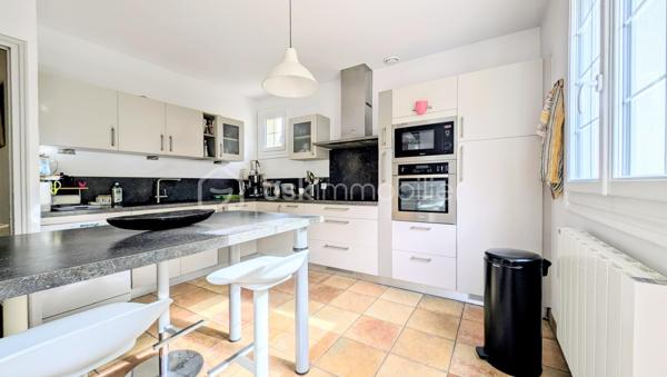 EXCLUSIVITE

Située sur la commune prisée de Douvres-la-Délivrande,  à proximité immédiate de commerces, cette belle propriété de 146 m² habitables allie le cachet de l'ancien au confort moderne. 
Elle se distingue dès l'extérieur par son architecture soignée, dotée d'une toiture en tuiles plates et d'une façade habillée de pierres de parement. 
Édifiée sur un magnifique jardin arboré de 900 m², elle offre de superbes volumes et un agencement idéal.

 Les Caractéristiques Clés

 * Surface habitable : 146 m²
 * Surface du terrain : 900 m²
 * Nombre de chambres : 5 (dont une au rez-de-chaussée)
 * Sous-sol total : 85 m²

 L'Agencement Intérieur
Au rez-de-chaussée (entièrement revêtu de tomettes authentiques et des poutres apparentes dans l'entrée) :
 * Une vaste pièce de vie de 38 m², chaleureuse et lumineuse grâce à sa triple exposition, agrémentée d'un poêle à pellets.
 * Une cuisine aménagée et parfaitement équipée.
 * Une chambre et une salle d'eau , permettant une vie de plain-pied confortable.

*À l'étage (desservi par un escalier et un palier conservant le charme des tomettes) :
 * Quatre belles chambres, dont une particulièrement spacieuse de plus de 20 m² habitables.
 * Une salle de bains indépendante équipée d'une baignoire.
 * Un WC séparé.

 Le Sous-Sol Complet (85 m²)
 * Un vaste garage d'environ 35 m².
 * Une très grande pièce de 40 m², offrant de multiples possibilités d'aménagement (atelier, salle de jeux, espace de stockage).

 Énergie et Fiscalité
 * Système de chauffage : Électrique couplé à un poêle à pellets pour un confort optimal.
 * Consommation énergétique réelle : Environ 2000 €/an d'électricité et 480 €/an de pellets (une consommation avérée largement inférieure aux estimations du DPE).
 * Taxe foncière : 2200 €

Vous n'avez plus qu'a mettre vos meubles et savourer le bonheur de vivre ici!