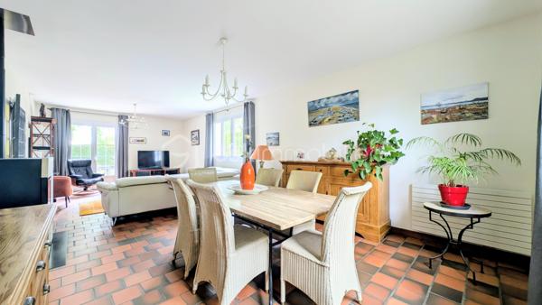 EXCLUSIVITE

Située sur la commune prisée de Douvres-la-Délivrande,  à proximité immédiate de commerces, cette belle propriété de 146 m² habitables allie le cachet de l'ancien au confort moderne. 
Elle se distingue dès l'extérieur par son architecture soignée, dotée d'une toiture en tuiles plates et d'une façade habillée de pierres de parement. 
Édifiée sur un magnifique jardin arboré de 900 m², elle offre de superbes volumes et un agencement idéal.

 Les Caractéristiques Clés

 * Surface habitable : 146 m²
 * Surface du terrain : 900 m²
 * Nombre de chambres : 5 (dont une au rez-de-chaussée)
 * Sous-sol total : 85 m²

 L'Agencement Intérieur
Au rez-de-chaussée (entièrement revêtu de tomettes authentiques et des poutres apparentes dans l'entrée) :
 * Une vaste pièce de vie de 38 m², chaleureuse et lumineuse grâce à sa triple exposition, agrémentée d'un poêle à pellets.
 * Une cuisine aménagée et parfaitement équipée.
 * Une chambre et une salle d'eau , permettant une vie de plain-pied confortable.

*À l'étage (desservi par un escalier et un palier conservant le charme des tomettes) :
 * Quatre belles chambres, dont une particulièrement spacieuse de plus de 20 m² habitables.
 * Une salle de bains indépendante équipée d'une baignoire.
 * Un WC séparé.

 Le Sous-Sol Complet (85 m²)
 * Un vaste garage d'environ 35 m².
 * Une très grande pièce de 40 m², offrant de multiples possibilités d'aménagement (atelier, salle de jeux, espace de stockage).

 Énergie et Fiscalité
 * Système de chauffage : Électrique couplé à un poêle à pellets pour un confort optimal.
 * Consommation énergétique réelle : Environ 2000 €/an d'électricité et 480 €/an de pellets (une consommation avérée largement inférieure aux estimations du DPE).
 * Taxe foncière : 2200 €

Vous n'avez plus qu'a mettre vos meubles et savourer le bonheur de vivre ici!