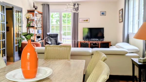 EXCLUSIVITE

Située sur la commune prisée de Douvres-la-Délivrande,  à proximité immédiate de commerces, cette belle propriété de 146 m² habitables allie le cachet de l'ancien au confort moderne. 
Elle se distingue dès l'extérieur par son architecture soignée, dotée d'une toiture en tuiles plates et d'une façade habillée de pierres de parement. 
Édifiée sur un magnifique jardin arboré de 900 m², elle offre de superbes volumes et un agencement idéal.

 Les Caractéristiques Clés

 * Surface habitable : 146 m²
 * Surface du terrain : 900 m²
 * Nombre de chambres : 5 (dont une au rez-de-chaussée)
 * Sous-sol total : 85 m²

 L'Agencement Intérieur
Au rez-de-chaussée (entièrement revêtu de tomettes authentiques et des poutres apparentes dans l'entrée) :
 * Une vaste pièce de vie de 38 m², chaleureuse et lumineuse grâce à sa triple exposition, agrémentée d'un poêle à pellets.
 * Une cuisine aménagée et parfaitement équipée.
 * Une chambre et une salle d'eau , permettant une vie de plain-pied confortable.

*À l'étage (desservi par un escalier et un palier conservant le charme des tomettes) :
 * Quatre belles chambres, dont une particulièrement spacieuse de plus de 20 m² habitables.
 * Une salle de bains indépendante équipée d'une baignoire.
 * Un WC séparé.

 Le Sous-Sol Complet (85 m²)
 * Un vaste garage d'environ 35 m².
 * Une très grande pièce de 40 m², offrant de multiples possibilités d'aménagement (atelier, salle de jeux, espace de stockage).

 Énergie et Fiscalité
 * Système de chauffage : Électrique couplé à un poêle à pellets pour un confort optimal.
 * Consommation énergétique réelle : Environ 2000 €/an d'électricité et 480 €/an de pellets (une consommation avérée largement inférieure aux estimations du DPE).
 * Taxe foncière : 2200 €

Vous n'avez plus qu'a mettre vos meubles et savourer le bonheur de vivre ici!