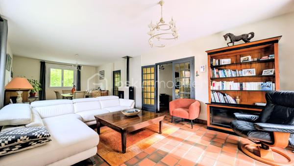 EXCLUSIVITE

Située sur la commune prisée de Douvres-la-Délivrande,  à proximité immédiate de commerces, cette belle propriété de 146 m² habitables allie le cachet de l'ancien au confort moderne. 
Elle se distingue dès l'extérieur par son architecture soignée, dotée d'une toiture en tuiles plates et d'une façade habillée de pierres de parement. 
Édifiée sur un magnifique jardin arboré de 900 m², elle offre de superbes volumes et un agencement idéal.

 Les Caractéristiques Clés

 * Surface habitable : 146 m²
 * Surface du terrain : 900 m²
 * Nombre de chambres : 5 (dont une au rez-de-chaussée)
 * Sous-sol total : 85 m²

 L'Agencement Intérieur
Au rez-de-chaussée (entièrement revêtu de tomettes authentiques et des poutres apparentes dans l'entrée) :
 * Une vaste pièce de vie de 38 m², chaleureuse et lumineuse grâce à sa triple exposition, agrémentée d'un poêle à pellets.
 * Une cuisine aménagée et parfaitement équipée.
 * Une chambre et une salle d'eau , permettant une vie de plain-pied confortable.

*À l'étage (desservi par un escalier et un palier conservant le charme des tomettes) :
 * Quatre belles chambres, dont une particulièrement spacieuse de plus de 20 m² habitables.
 * Une salle de bains indépendante équipée d'une baignoire.
 * Un WC séparé.

 Le Sous-Sol Complet (85 m²)
 * Un vaste garage d'environ 35 m².
 * Une très grande pièce de 40 m², offrant de multiples possibilités d'aménagement (atelier, salle de jeux, espace de stockage).

 Énergie et Fiscalité
 * Système de chauffage : Électrique couplé à un poêle à pellets pour un confort optimal.
 * Consommation énergétique réelle : Environ 2000 €/an d'électricité et 480 €/an de pellets (une consommation avérée largement inférieure aux estimations du DPE).
 * Taxe foncière : 2200 €

Vous n'avez plus qu'a mettre vos meubles et savourer le bonheur de vivre ici!