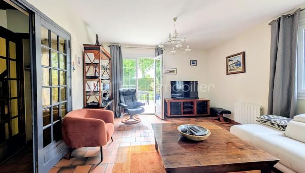 EXCLUSIVITE

Située sur la commune prisée de Douvres-la-Délivrande,  à proximité immédiate de commerces, cette belle propriété de 146 m² habitables allie le cachet de l'ancien au confort moderne. 
Elle se distingue dès l'extérieur par son architecture soignée, dotée d'une toiture en tuiles plates et d'une façade habillée de pierres de parement. 
Édifiée sur un magnifique jardin arboré de 900 m², elle offre de superbes volumes et un agencement idéal.

 Les Caractéristiques Clés

 * Surface habitable : 146 m²
 * Surface du terrain : 900 m²
 * Nombre de chambres : 5 (dont une au rez-de-chaussée)
 * Sous-sol total : 85 m²

 L'Agencement Intérieur
Au rez-de-chaussée (entièrement revêtu de tomettes authentiques et des poutres apparentes dans l'entrée) :
 * Une vaste pièce de vie de 38 m², chaleureuse et lumineuse grâce à sa triple exposition, agrémentée d'un poêle à pellets.
 * Une cuisine aménagée et parfaitement équipée.
 * Une chambre et une salle d'eau , permettant une vie de plain-pied confortable.

*À l'étage (desservi par un escalier et un palier conservant le charme des tomettes) :
 * Quatre belles chambres, dont une particulièrement spacieuse de plus de 20 m² habitables.
 * Une salle de bains indépendante équipée d'une baignoire.
 * Un WC séparé.

 Le Sous-Sol Complet (85 m²)
 * Un vaste garage d'environ 35 m².
 * Une très grande pièce de 40 m², offrant de multiples possibilités d'aménagement (atelier, salle de jeux, espace de stockage).

 Énergie et Fiscalité
 * Système de chauffage : Électrique couplé à un poêle à pellets pour un confort optimal.
 * Consommation énergétique réelle : Environ 2000 €/an d'électricité et 480 €/an de pellets (une consommation avérée largement inférieure aux estimations du DPE).
 * Taxe foncière : 2200 €

Vous n'avez plus qu'a mettre vos meubles et savourer le bonheur de vivre ici!