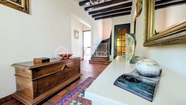 EXCLUSIVITE

Située sur la commune prisée de Douvres-la-Délivrande,  à proximité immédiate de commerces, cette belle propriété de 146 m² habitables allie le cachet de l'ancien au confort moderne. 
Elle se distingue dès l'extérieur par son architecture soignée, dotée d'une toiture en tuiles plates et d'une façade habillée de pierres de parement. 
Édifiée sur un magnifique jardin arboré de 900 m², elle offre de superbes volumes et un agencement idéal.

 Les Caractéristiques Clés

 * Surface habitable : 146 m²
 * Surface du terrain : 900 m²
 * Nombre de chambres : 5 (dont une au rez-de-chaussée)
 * Sous-sol total : 85 m²

 L'Agencement Intérieur
Au rez-de-chaussée (entièrement revêtu de tomettes authentiques et des poutres apparentes dans l'entrée) :
 * Une vaste pièce de vie de 38 m², chaleureuse et lumineuse grâce à sa triple exposition, agrémentée d'un poêle à pellets.
 * Une cuisine aménagée et parfaitement équipée.
 * Une chambre et une salle d'eau , permettant une vie de plain-pied confortable.

*À l'étage (desservi par un escalier et un palier conservant le charme des tomettes) :
 * Quatre belles chambres, dont une particulièrement spacieuse de plus de 20 m² habitables.
 * Une salle de bains indépendante équipée d'une baignoire.
 * Un WC séparé.

 Le Sous-Sol Complet (85 m²)
 * Un vaste garage d'environ 35 m².
 * Une très grande pièce de 40 m², offrant de multiples possibilités d'aménagement (atelier, salle de jeux, espace de stockage).

 Énergie et Fiscalité
 * Système de chauffage : Électrique couplé à un poêle à pellets pour un confort optimal.
 * Consommation énergétique réelle : Environ 2000 €/an d'électricité et 480 €/an de pellets (une consommation avérée largement inférieure aux estimations du DPE).
 * Taxe foncière : 2200 €

Vous n'avez plus qu'a mettre vos meubles et savourer le bonheur de vivre ici!