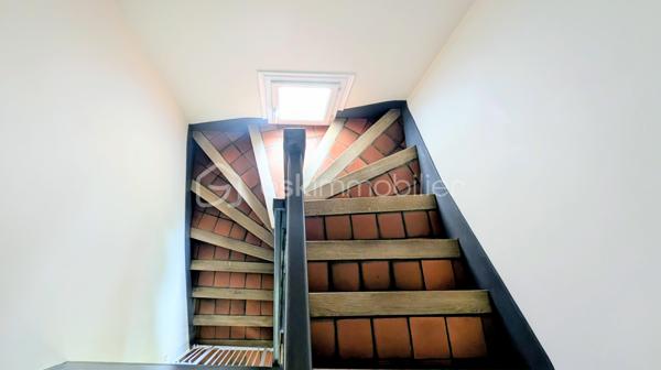 EXCLUSIVITE

Située sur la commune prisée de Douvres-la-Délivrande,  à proximité immédiate de commerces, cette belle propriété de 146 m² habitables allie le cachet de l'ancien au confort moderne. 
Elle se distingue dès l'extérieur par son architecture soignée, dotée d'une toiture en tuiles plates et d'une façade habillée de pierres de parement. 
Édifiée sur un magnifique jardin arboré de 900 m², elle offre de superbes volumes et un agencement idéal.

 Les Caractéristiques Clés

 * Surface habitable : 146 m²
 * Surface du terrain : 900 m²
 * Nombre de chambres : 5 (dont une au rez-de-chaussée)
 * Sous-sol total : 85 m²

 L'Agencement Intérieur
Au rez-de-chaussée (entièrement revêtu de tomettes authentiques et des poutres apparentes dans l'entrée) :
 * Une vaste pièce de vie de 38 m², chaleureuse et lumineuse grâce à sa triple exposition, agrémentée d'un poêle à pellets.
 * Une cuisine aménagée et parfaitement équipée.
 * Une chambre et une salle d'eau , permettant une vie de plain-pied confortable.

*À l'étage (desservi par un escalier et un palier conservant le charme des tomettes) :
 * Quatre belles chambres, dont une particulièrement spacieuse de plus de 20 m² habitables.
 * Une salle de bains indépendante équipée d'une baignoire.
 * Un WC séparé.

 Le Sous-Sol Complet (85 m²)
 * Un vaste garage d'environ 35 m².
 * Une très grande pièce de 40 m², offrant de multiples possibilités d'aménagement (atelier, salle de jeux, espace de stockage).

 Énergie et Fiscalité
 * Système de chauffage : Électrique couplé à un poêle à pellets pour un confort optimal.
 * Consommation énergétique réelle : Environ 2000 €/an d'électricité et 480 €/an de pellets (une consommation avérée largement inférieure aux estimations du DPE).
 * Taxe foncière : 2200 €

Vous n'avez plus qu'a mettre vos meubles et savourer le bonheur de vivre ici!