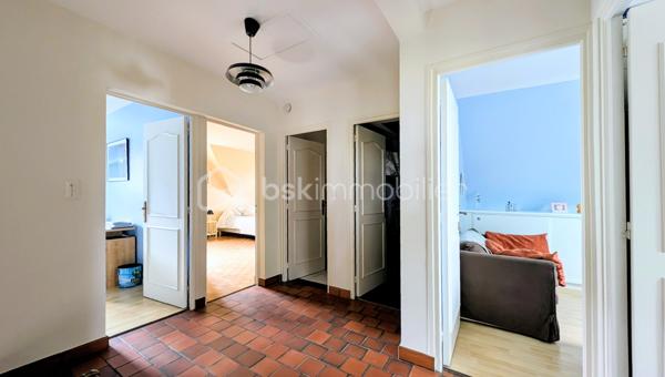 EXCLUSIVITE

Située sur la commune prisée de Douvres-la-Délivrande,  à proximité immédiate de commerces, cette belle propriété de 146 m² habitables allie le cachet de l'ancien au confort moderne. 
Elle se distingue dès l'extérieur par son architecture soignée, dotée d'une toiture en tuiles plates et d'une façade habillée de pierres de parement. 
Édifiée sur un magnifique jardin arboré de 900 m², elle offre de superbes volumes et un agencement idéal.

 Les Caractéristiques Clés

 * Surface habitable : 146 m²
 * Surface du terrain : 900 m²
 * Nombre de chambres : 5 (dont une au rez-de-chaussée)
 * Sous-sol total : 85 m²

 L'Agencement Intérieur
Au rez-de-chaussée (entièrement revêtu de tomettes authentiques et des poutres apparentes dans l'entrée) :
 * Une vaste pièce de vie de 38 m², chaleureuse et lumineuse grâce à sa triple exposition, agrémentée d'un poêle à pellets.
 * Une cuisine aménagée et parfaitement équipée.
 * Une chambre et une salle d'eau , permettant une vie de plain-pied confortable.

*À l'étage (desservi par un escalier et un palier conservant le charme des tomettes) :
 * Quatre belles chambres, dont une particulièrement spacieuse de plus de 20 m² habitables.
 * Une salle de bains indépendante équipée d'une baignoire.
 * Un WC séparé.

 Le Sous-Sol Complet (85 m²)
 * Un vaste garage d'environ 35 m².
 * Une très grande pièce de 40 m², offrant de multiples possibilités d'aménagement (atelier, salle de jeux, espace de stockage).

 Énergie et Fiscalité
 * Système de chauffage : Électrique couplé à un poêle à pellets pour un confort optimal.
 * Consommation énergétique réelle : Environ 2000 €/an d'électricité et 480 €/an de pellets (une consommation avérée largement inférieure aux estimations du DPE).
 * Taxe foncière : 2200 €

Vous n'avez plus qu'a mettre vos meubles et savourer le bonheur de vivre ici!