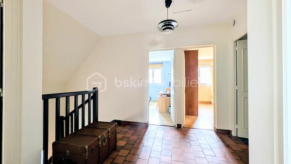 EXCLUSIVITE

Située sur la commune prisée de Douvres-la-Délivrande,  à proximité immédiate de commerces, cette belle propriété de 146 m² habitables allie le cachet de l'ancien au confort moderne. 
Elle se distingue dès l'extérieur par son architecture soignée, dotée d'une toiture en tuiles plates et d'une façade habillée de pierres de parement. 
Édifiée sur un magnifique jardin arboré de 900 m², elle offre de superbes volumes et un agencement idéal.

 Les Caractéristiques Clés

 * Surface habitable : 146 m²
 * Surface du terrain : 900 m²
 * Nombre de chambres : 5 (dont une au rez-de-chaussée)
 * Sous-sol total : 85 m²

 L'Agencement Intérieur
Au rez-de-chaussée (entièrement revêtu de tomettes authentiques et des poutres apparentes dans l'entrée) :
 * Une vaste pièce de vie de 38 m², chaleureuse et lumineuse grâce à sa triple exposition, agrémentée d'un poêle à pellets.
 * Une cuisine aménagée et parfaitement équipée.
 * Une chambre et une salle d'eau , permettant une vie de plain-pied confortable.

*À l'étage (desservi par un escalier et un palier conservant le charme des tomettes) :
 * Quatre belles chambres, dont une particulièrement spacieuse de plus de 20 m² habitables.
 * Une salle de bains indépendante équipée d'une baignoire.
 * Un WC séparé.

 Le Sous-Sol Complet (85 m²)
 * Un vaste garage d'environ 35 m².
 * Une très grande pièce de 40 m², offrant de multiples possibilités d'aménagement (atelier, salle de jeux, espace de stockage).

 Énergie et Fiscalité
 * Système de chauffage : Électrique couplé à un poêle à pellets pour un confort optimal.
 * Consommation énergétique réelle : Environ 2000 €/an d'électricité et 480 €/an de pellets (une consommation avérée largement inférieure aux estimations du DPE).
 * Taxe foncière : 2200 €

Vous n'avez plus qu'a mettre vos meubles et savourer le bonheur de vivre ici!