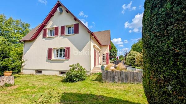 EXCLUSIVITE

Située sur la commune prisée de Douvres-la-Délivrande,  à proximité immédiate de commerces, cette belle propriété de 146 m² habitables allie le cachet de l'ancien au confort moderne. 
Elle se distingue dès l'extérieur par son architecture soignée, dotée d'une toiture en tuiles plates et d'une façade habillée de pierres de parement. 
Édifiée sur un magnifique jardin arboré de 900 m², elle offre de superbes volumes et un agencement idéal.

 Les Caractéristiques Clés

 * Surface habitable : 146 m²
 * Surface du terrain : 900 m²
 * Nombre de chambres : 5 (dont une au rez-de-chaussée)
 * Sous-sol total : 85 m²

 L'Agencement Intérieur
Au rez-de-chaussée (entièrement revêtu de tomettes authentiques et des poutres apparentes dans l'entrée) :
 * Une vaste pièce de vie de 38 m², chaleureuse et lumineuse grâce à sa triple exposition, agrémentée d'un poêle à pellets.
 * Une cuisine aménagée et parfaitement équipée.
 * Une chambre et une salle d'eau , permettant une vie de plain-pied confortable.

*À l'étage (desservi par un escalier et un palier conservant le charme des tomettes) :
 * Quatre belles chambres, dont une particulièrement spacieuse de plus de 20 m² habitables.
 * Une salle de bains indépendante équipée d'une baignoire.
 * Un WC séparé.

 Le Sous-Sol Complet (85 m²)
 * Un vaste garage d'environ 35 m².
 * Une très grande pièce de 40 m², offrant de multiples possibilités d'aménagement (atelier, salle de jeux, espace de stockage).

 Énergie et Fiscalité
 * Système de chauffage : Électrique couplé à un poêle à pellets pour un confort optimal.
 * Consommation énergétique réelle : Environ 2000 €/an d'électricité et 480 €/an de pellets (une consommation avérée largement inférieure aux estimations du DPE).
 * Taxe foncière : 2200 €

Vous n'avez plus qu'a mettre vos meubles et savourer le bonheur de vivre ici!