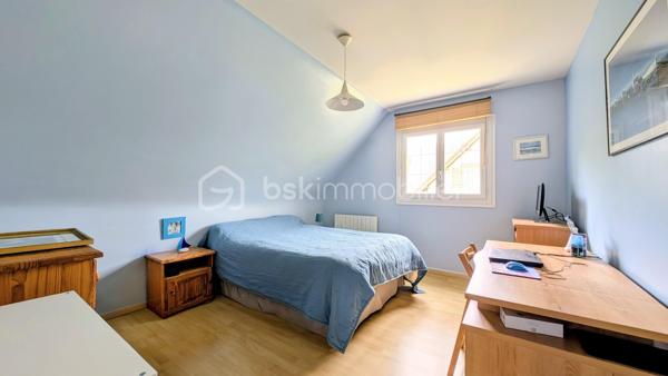 EXCLUSIVITE

Située sur la commune prisée de Douvres-la-Délivrande,  à proximité immédiate de commerces, cette belle propriété de 146 m² habitables allie le cachet de l'ancien au confort moderne. 
Elle se distingue dès l'extérieur par son architecture soignée, dotée d'une toiture en tuiles plates et d'une façade habillée de pierres de parement. 
Édifiée sur un magnifique jardin arboré de 900 m², elle offre de superbes volumes et un agencement idéal.

 Les Caractéristiques Clés

 * Surface habitable : 146 m²
 * Surface du terrain : 900 m²
 * Nombre de chambres : 5 (dont une au rez-de-chaussée)
 * Sous-sol total : 85 m²

 L'Agencement Intérieur
Au rez-de-chaussée (entièrement revêtu de tomettes authentiques et des poutres apparentes dans l'entrée) :
 * Une vaste pièce de vie de 38 m², chaleureuse et lumineuse grâce à sa triple exposition, agrémentée d'un poêle à pellets.
 * Une cuisine aménagée et parfaitement équipée.
 * Une chambre et une salle d'eau , permettant une vie de plain-pied confortable.

*À l'étage (desservi par un escalier et un palier conservant le charme des tomettes) :
 * Quatre belles chambres, dont une particulièrement spacieuse de plus de 20 m² habitables.
 * Une salle de bains indépendante équipée d'une baignoire.
 * Un WC séparé.

 Le Sous-Sol Complet (85 m²)
 * Un vaste garage d'environ 35 m².
 * Une très grande pièce de 40 m², offrant de multiples possibilités d'aménagement (atelier, salle de jeux, espace de stockage).

 Énergie et Fiscalité
 * Système de chauffage : Électrique couplé à un poêle à pellets pour un confort optimal.
 * Consommation énergétique réelle : Environ 2000 €/an d'électricité et 480 €/an de pellets (une consommation avérée largement inférieure aux estimations du DPE).
 * Taxe foncière : 2200 €

Vous n'avez plus qu'a mettre vos meubles et savourer le bonheur de vivre ici!