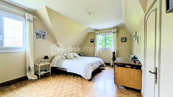 EXCLUSIVITE

Située sur la commune prisée de Douvres-la-Délivrande,  à proximité immédiate de commerces, cette belle propriété de 146 m² habitables allie le cachet de l'ancien au confort moderne. 
Elle se distingue dès l'extérieur par son architecture soignée, dotée d'une toiture en tuiles plates et d'une façade habillée de pierres de parement. 
Édifiée sur un magnifique jardin arboré de 900 m², elle offre de superbes volumes et un agencement idéal.

 Les Caractéristiques Clés

 * Surface habitable : 146 m²
 * Surface du terrain : 900 m²
 * Nombre de chambres : 5 (dont une au rez-de-chaussée)
 * Sous-sol total : 85 m²

 L'Agencement Intérieur
Au rez-de-chaussée (entièrement revêtu de tomettes authentiques et des poutres apparentes dans l'entrée) :
 * Une vaste pièce de vie de 38 m², chaleureuse et lumineuse grâce à sa triple exposition, agrémentée d'un poêle à pellets.
 * Une cuisine aménagée et parfaitement équipée.
 * Une chambre et une salle d'eau , permettant une vie de plain-pied confortable.

*À l'étage (desservi par un escalier et un palier conservant le charme des tomettes) :
 * Quatre belles chambres, dont une particulièrement spacieuse de plus de 20 m² habitables.
 * Une salle de bains indépendante équipée d'une baignoire.
 * Un WC séparé.

 Le Sous-Sol Complet (85 m²)
 * Un vaste garage d'environ 35 m².
 * Une très grande pièce de 40 m², offrant de multiples possibilités d'aménagement (atelier, salle de jeux, espace de stockage).

 Énergie et Fiscalité
 * Système de chauffage : Électrique couplé à un poêle à pellets pour un confort optimal.
 * Consommation énergétique réelle : Environ 2000 €/an d'électricité et 480 €/an de pellets (une consommation avérée largement inférieure aux estimations du DPE).
 * Taxe foncière : 2200 €

Vous n'avez plus qu'a mettre vos meubles et savourer le bonheur de vivre ici!