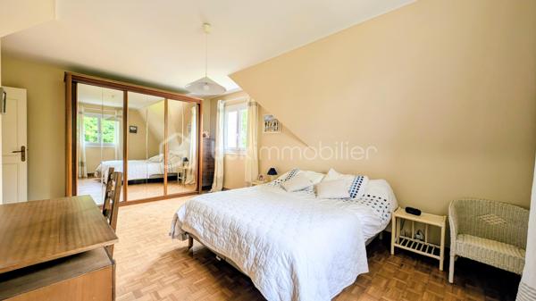 EXCLUSIVITE

Située sur la commune prisée de Douvres-la-Délivrande,  à proximité immédiate de commerces, cette belle propriété de 146 m² habitables allie le cachet de l'ancien au confort moderne. 
Elle se distingue dès l'extérieur par son architecture soignée, dotée d'une toiture en tuiles plates et d'une façade habillée de pierres de parement. 
Édifiée sur un magnifique jardin arboré de 900 m², elle offre de superbes volumes et un agencement idéal.

 Les Caractéristiques Clés

 * Surface habitable : 146 m²
 * Surface du terrain : 900 m²
 * Nombre de chambres : 5 (dont une au rez-de-chaussée)
 * Sous-sol total : 85 m²

 L'Agencement Intérieur
Au rez-de-chaussée (entièrement revêtu de tomettes authentiques et des poutres apparentes dans l'entrée) :
 * Une vaste pièce de vie de 38 m², chaleureuse et lumineuse grâce à sa triple exposition, agrémentée d'un poêle à pellets.
 * Une cuisine aménagée et parfaitement équipée.
 * Une chambre et une salle d'eau , permettant une vie de plain-pied confortable.

*À l'étage (desservi par un escalier et un palier conservant le charme des tomettes) :
 * Quatre belles chambres, dont une particulièrement spacieuse de plus de 20 m² habitables.
 * Une salle de bains indépendante équipée d'une baignoire.
 * Un WC séparé.

 Le Sous-Sol Complet (85 m²)
 * Un vaste garage d'environ 35 m².
 * Une très grande pièce de 40 m², offrant de multiples possibilités d'aménagement (atelier, salle de jeux, espace de stockage).

 Énergie et Fiscalité
 * Système de chauffage : Électrique couplé à un poêle à pellets pour un confort optimal.
 * Consommation énergétique réelle : Environ 2000 €/an d'électricité et 480 €/an de pellets (une consommation avérée largement inférieure aux estimations du DPE).
 * Taxe foncière : 2200 €

Vous n'avez plus qu'a mettre vos meubles et savourer le bonheur de vivre ici!