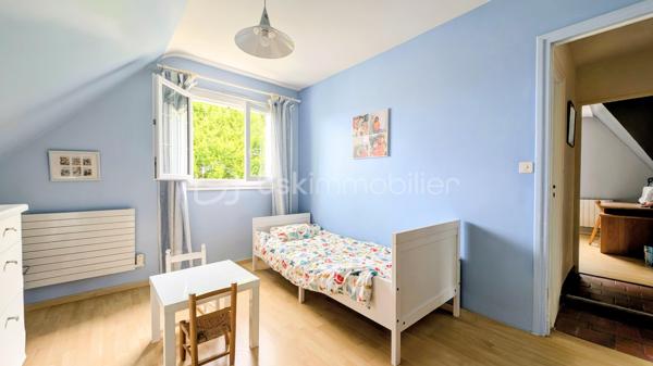 EXCLUSIVITE

Située sur la commune prisée de Douvres-la-Délivrande,  à proximité immédiate de commerces, cette belle propriété de 146 m² habitables allie le cachet de l'ancien au confort moderne. 
Elle se distingue dès l'extérieur par son architecture soignée, dotée d'une toiture en tuiles plates et d'une façade habillée de pierres de parement. 
Édifiée sur un magnifique jardin arboré de 900 m², elle offre de superbes volumes et un agencement idéal.

 Les Caractéristiques Clés

 * Surface habitable : 146 m²
 * Surface du terrain : 900 m²
 * Nombre de chambres : 5 (dont une au rez-de-chaussée)
 * Sous-sol total : 85 m²

 L'Agencement Intérieur
Au rez-de-chaussée (entièrement revêtu de tomettes authentiques et des poutres apparentes dans l'entrée) :
 * Une vaste pièce de vie de 38 m², chaleureuse et lumineuse grâce à sa triple exposition, agrémentée d'un poêle à pellets.
 * Une cuisine aménagée et parfaitement équipée.
 * Une chambre et une salle d'eau , permettant une vie de plain-pied confortable.

*À l'étage (desservi par un escalier et un palier conservant le charme des tomettes) :
 * Quatre belles chambres, dont une particulièrement spacieuse de plus de 20 m² habitables.
 * Une salle de bains indépendante équipée d'une baignoire.
 * Un WC séparé.

 Le Sous-Sol Complet (85 m²)
 * Un vaste garage d'environ 35 m².
 * Une très grande pièce de 40 m², offrant de multiples possibilités d'aménagement (atelier, salle de jeux, espace de stockage).

 Énergie et Fiscalité
 * Système de chauffage : Électrique couplé à un poêle à pellets pour un confort optimal.
 * Consommation énergétique réelle : Environ 2000 €/an d'électricité et 480 €/an de pellets (une consommation avérée largement inférieure aux estimations du DPE).
 * Taxe foncière : 2200 €

Vous n'avez plus qu'a mettre vos meubles et savourer le bonheur de vivre ici!