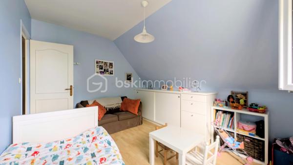 EXCLUSIVITE

Située sur la commune prisée de Douvres-la-Délivrande,  à proximité immédiate de commerces, cette belle propriété de 146 m² habitables allie le cachet de l'ancien au confort moderne. 
Elle se distingue dès l'extérieur par son architecture soignée, dotée d'une toiture en tuiles plates et d'une façade habillée de pierres de parement. 
Édifiée sur un magnifique jardin arboré de 900 m², elle offre de superbes volumes et un agencement idéal.

 Les Caractéristiques Clés

 * Surface habitable : 146 m²
 * Surface du terrain : 900 m²
 * Nombre de chambres : 5 (dont une au rez-de-chaussée)
 * Sous-sol total : 85 m²

 L'Agencement Intérieur
Au rez-de-chaussée (entièrement revêtu de tomettes authentiques et des poutres apparentes dans l'entrée) :
 * Une vaste pièce de vie de 38 m², chaleureuse et lumineuse grâce à sa triple exposition, agrémentée d'un poêle à pellets.
 * Une cuisine aménagée et parfaitement équipée.
 * Une chambre et une salle d'eau , permettant une vie de plain-pied confortable.

*À l'étage (desservi par un escalier et un palier conservant le charme des tomettes) :
 * Quatre belles chambres, dont une particulièrement spacieuse de plus de 20 m² habitables.
 * Une salle de bains indépendante équipée d'une baignoire.
 * Un WC séparé.

 Le Sous-Sol Complet (85 m²)
 * Un vaste garage d'environ 35 m².
 * Une très grande pièce de 40 m², offrant de multiples possibilités d'aménagement (atelier, salle de jeux, espace de stockage).

 Énergie et Fiscalité
 * Système de chauffage : Électrique couplé à un poêle à pellets pour un confort optimal.
 * Consommation énergétique réelle : Environ 2000 €/an d'électricité et 480 €/an de pellets (une consommation avérée largement inférieure aux estimations du DPE).
 * Taxe foncière : 2200 €

Vous n'avez plus qu'a mettre vos meubles et savourer le bonheur de vivre ici!