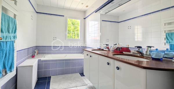 EXCLUSIVITE

Située sur la commune prisée de Douvres-la-Délivrande,  à proximité immédiate de commerces, cette belle propriété de 146 m² habitables allie le cachet de l'ancien au confort moderne. 
Elle se distingue dès l'extérieur par son architecture soignée, dotée d'une toiture en tuiles plates et d'une façade habillée de pierres de parement. 
Édifiée sur un magnifique jardin arboré de 900 m², elle offre de superbes volumes et un agencement idéal.

 Les Caractéristiques Clés

 * Surface habitable : 146 m²
 * Surface du terrain : 900 m²
 * Nombre de chambres : 5 (dont une au rez-de-chaussée)
 * Sous-sol total : 85 m²

 L'Agencement Intérieur
Au rez-de-chaussée (entièrement revêtu de tomettes authentiques et des poutres apparentes dans l'entrée) :
 * Une vaste pièce de vie de 38 m², chaleureuse et lumineuse grâce à sa triple exposition, agrémentée d'un poêle à pellets.
 * Une cuisine aménagée et parfaitement équipée.
 * Une chambre et une salle d'eau , permettant une vie de plain-pied confortable.

*À l'étage (desservi par un escalier et un palier conservant le charme des tomettes) :
 * Quatre belles chambres, dont une particulièrement spacieuse de plus de 20 m² habitables.
 * Une salle de bains indépendante équipée d'une baignoire.
 * Un WC séparé.

 Le Sous-Sol Complet (85 m²)
 * Un vaste garage d'environ 35 m².
 * Une très grande pièce de 40 m², offrant de multiples possibilités d'aménagement (atelier, salle de jeux, espace de stockage).

 Énergie et Fiscalité
 * Système de chauffage : Électrique couplé à un poêle à pellets pour un confort optimal.
 * Consommation énergétique réelle : Environ 2000 €/an d'électricité et 480 €/an de pellets (une consommation avérée largement inférieure aux estimations du DPE).
 * Taxe foncière : 2200 €

Vous n'avez plus qu'a mettre vos meubles et savourer le bonheur de vivre ici!