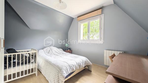 EXCLUSIVITE

Située sur la commune prisée de Douvres-la-Délivrande,  à proximité immédiate de commerces, cette belle propriété de 146 m² habitables allie le cachet de l'ancien au confort moderne. 
Elle se distingue dès l'extérieur par son architecture soignée, dotée d'une toiture en tuiles plates et d'une façade habillée de pierres de parement. 
Édifiée sur un magnifique jardin arboré de 900 m², elle offre de superbes volumes et un agencement idéal.

 Les Caractéristiques Clés

 * Surface habitable : 146 m²
 * Surface du terrain : 900 m²
 * Nombre de chambres : 5 (dont une au rez-de-chaussée)
 * Sous-sol total : 85 m²

 L'Agencement Intérieur
Au rez-de-chaussée (entièrement revêtu de tomettes authentiques et des poutres apparentes dans l'entrée) :
 * Une vaste pièce de vie de 38 m², chaleureuse et lumineuse grâce à sa triple exposition, agrémentée d'un poêle à pellets.
 * Une cuisine aménagée et parfaitement équipée.
 * Une chambre et une salle d'eau , permettant une vie de plain-pied confortable.

*À l'étage (desservi par un escalier et un palier conservant le charme des tomettes) :
 * Quatre belles chambres, dont une particulièrement spacieuse de plus de 20 m² habitables.
 * Une salle de bains indépendante équipée d'une baignoire.
 * Un WC séparé.

 Le Sous-Sol Complet (85 m²)
 * Un vaste garage d'environ 35 m².
 * Une très grande pièce de 40 m², offrant de multiples possibilités d'aménagement (atelier, salle de jeux, espace de stockage).

 Énergie et Fiscalité
 * Système de chauffage : Électrique couplé à un poêle à pellets pour un confort optimal.
 * Consommation énergétique réelle : Environ 2000 €/an d'électricité et 480 €/an de pellets (une consommation avérée largement inférieure aux estimations du DPE).
 * Taxe foncière : 2200 €

Vous n'avez plus qu'a mettre vos meubles et savourer le bonheur de vivre ici!