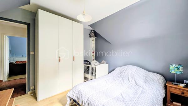EXCLUSIVITE

Située sur la commune prisée de Douvres-la-Délivrande,  à proximité immédiate de commerces, cette belle propriété de 146 m² habitables allie le cachet de l'ancien au confort moderne. 
Elle se distingue dès l'extérieur par son architecture soignée, dotée d'une toiture en tuiles plates et d'une façade habillée de pierres de parement. 
Édifiée sur un magnifique jardin arboré de 900 m², elle offre de superbes volumes et un agencement idéal.

 Les Caractéristiques Clés

 * Surface habitable : 146 m²
 * Surface du terrain : 900 m²
 * Nombre de chambres : 5 (dont une au rez-de-chaussée)
 * Sous-sol total : 85 m²

 L'Agencement Intérieur
Au rez-de-chaussée (entièrement revêtu de tomettes authentiques et des poutres apparentes dans l'entrée) :
 * Une vaste pièce de vie de 38 m², chaleureuse et lumineuse grâce à sa triple exposition, agrémentée d'un poêle à pellets.
 * Une cuisine aménagée et parfaitement équipée.
 * Une chambre et une salle d'eau , permettant une vie de plain-pied confortable.

*À l'étage (desservi par un escalier et un palier conservant le charme des tomettes) :
 * Quatre belles chambres, dont une particulièrement spacieuse de plus de 20 m² habitables.
 * Une salle de bains indépendante équipée d'une baignoire.
 * Un WC séparé.

 Le Sous-Sol Complet (85 m²)
 * Un vaste garage d'environ 35 m².
 * Une très grande pièce de 40 m², offrant de multiples possibilités d'aménagement (atelier, salle de jeux, espace de stockage).

 Énergie et Fiscalité
 * Système de chauffage : Électrique couplé à un poêle à pellets pour un confort optimal.
 * Consommation énergétique réelle : Environ 2000 €/an d'électricité et 480 €/an de pellets (une consommation avérée largement inférieure aux estimations du DPE).
 * Taxe foncière : 2200 €

Vous n'avez plus qu'a mettre vos meubles et savourer le bonheur de vivre ici!