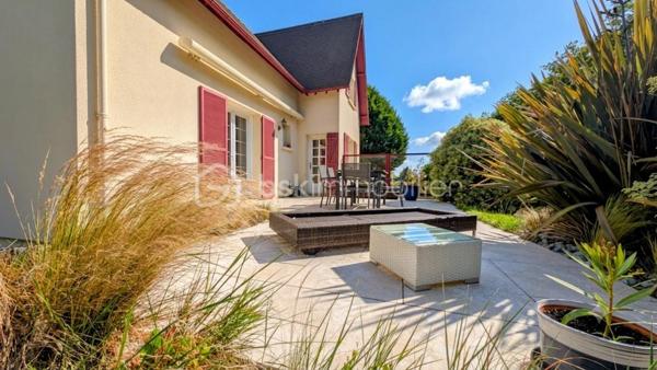 EXCLUSIVITE

Située sur la commune prisée de Douvres-la-Délivrande,  à proximité immédiate de commerces, cette belle propriété de 146 m² habitables allie le cachet de l'ancien au confort moderne. 
Elle se distingue dès l'extérieur par son architecture soignée, dotée d'une toiture en tuiles plates et d'une façade habillée de pierres de parement. 
Édifiée sur un magnifique jardin arboré de 900 m², elle offre de superbes volumes et un agencement idéal.

 Les Caractéristiques Clés

 * Surface habitable : 146 m²
 * Surface du terrain : 900 m²
 * Nombre de chambres : 5 (dont une au rez-de-chaussée)
 * Sous-sol total : 85 m²

 L'Agencement Intérieur
Au rez-de-chaussée (entièrement revêtu de tomettes authentiques et des poutres apparentes dans l'entrée) :
 * Une vaste pièce de vie de 38 m², chaleureuse et lumineuse grâce à sa triple exposition, agrémentée d'un poêle à pellets.
 * Une cuisine aménagée et parfaitement équipée.
 * Une chambre et une salle d'eau , permettant une vie de plain-pied confortable.

*À l'étage (desservi par un escalier et un palier conservant le charme des tomettes) :
 * Quatre belles chambres, dont une particulièrement spacieuse de plus de 20 m² habitables.
 * Une salle de bains indépendante équipée d'une baignoire.
 * Un WC séparé.

 Le Sous-Sol Complet (85 m²)
 * Un vaste garage d'environ 35 m².
 * Une très grande pièce de 40 m², offrant de multiples possibilités d'aménagement (atelier, salle de jeux, espace de stockage).

 Énergie et Fiscalité
 * Système de chauffage : Électrique couplé à un poêle à pellets pour un confort optimal.
 * Consommation énergétique réelle : Environ 2000 €/an d'électricité et 480 €/an de pellets (une consommation avérée largement inférieure aux estimations du DPE).
 * Taxe foncière : 2200 €

Vous n'avez plus qu'a mettre vos meubles et savourer le bonheur de vivre ici!