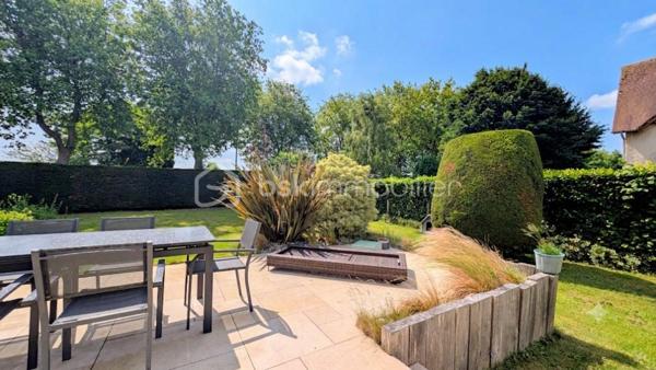 EXCLUSIVITE

Située sur la commune prisée de Douvres-la-Délivrande,  à proximité immédiate de commerces, cette belle propriété de 146 m² habitables allie le cachet de l'ancien au confort moderne. 
Elle se distingue dès l'extérieur par son architecture soignée, dotée d'une toiture en tuiles plates et d'une façade habillée de pierres de parement. 
Édifiée sur un magnifique jardin arboré de 900 m², elle offre de superbes volumes et un agencement idéal.

 Les Caractéristiques Clés

 * Surface habitable : 146 m²
 * Surface du terrain : 900 m²
 * Nombre de chambres : 5 (dont une au rez-de-chaussée)
 * Sous-sol total : 85 m²

 L'Agencement Intérieur
Au rez-de-chaussée (entièrement revêtu de tomettes authentiques et des poutres apparentes dans l'entrée) :
 * Une vaste pièce de vie de 38 m², chaleureuse et lumineuse grâce à sa triple exposition, agrémentée d'un poêle à pellets.
 * Une cuisine aménagée et parfaitement équipée.
 * Une chambre et une salle d'eau , permettant une vie de plain-pied confortable.

*À l'étage (desservi par un escalier et un palier conservant le charme des tomettes) :
 * Quatre belles chambres, dont une particulièrement spacieuse de plus de 20 m² habitables.
 * Une salle de bains indépendante équipée d'une baignoire.
 * Un WC séparé.

 Le Sous-Sol Complet (85 m²)
 * Un vaste garage d'environ 35 m².
 * Une très grande pièce de 40 m², offrant de multiples possibilités d'aménagement (atelier, salle de jeux, espace de stockage).

 Énergie et Fiscalité
 * Système de chauffage : Électrique couplé à un poêle à pellets pour un confort optimal.
 * Consommation énergétique réelle : Environ 2000 €/an d'électricité et 480 €/an de pellets (une consommation avérée largement inférieure aux estimations du DPE).
 * Taxe foncière : 2200 €

Vous n'avez plus qu'a mettre vos meubles et savourer le bonheur de vivre ici!