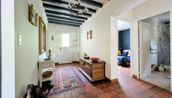EXCLUSIVITE

Située sur la commune prisée de Douvres-la-Délivrande,  à proximité immédiate de commerces, cette belle propriété de 146 m² habitables allie le cachet de l'ancien au confort moderne. 
Elle se distingue dès l'extérieur par son architecture soignée, dotée d'une toiture en tuiles plates et d'une façade habillée de pierres de parement. 
Édifiée sur un magnifique jardin arboré de 900 m², elle offre de superbes volumes et un agencement idéal.

 Les Caractéristiques Clés

 * Surface habitable : 146 m²
 * Surface du terrain : 900 m²
 * Nombre de chambres : 5 (dont une au rez-de-chaussée)
 * Sous-sol total : 85 m²

 L'Agencement Intérieur
Au rez-de-chaussée (entièrement revêtu de tomettes authentiques et des poutres apparentes dans l'entrée) :
 * Une vaste pièce de vie de 38 m², chaleureuse et lumineuse grâce à sa triple exposition, agrémentée d'un poêle à pellets.
 * Une cuisine aménagée et parfaitement équipée.
 * Une chambre et une salle d'eau , permettant une vie de plain-pied confortable.

*À l'étage (desservi par un escalier et un palier conservant le charme des tomettes) :
 * Quatre belles chambres, dont une particulièrement spacieuse de plus de 20 m² habitables.
 * Une salle de bains indépendante équipée d'une baignoire.
 * Un WC séparé.

 Le Sous-Sol Complet (85 m²)
 * Un vaste garage d'environ 35 m².
 * Une très grande pièce de 40 m², offrant de multiples possibilités d'aménagement (atelier, salle de jeux, espace de stockage).

 Énergie et Fiscalité
 * Système de chauffage : Électrique couplé à un poêle à pellets pour un confort optimal.
 * Consommation énergétique réelle : Environ 2000 €/an d'électricité et 480 €/an de pellets (une consommation avérée largement inférieure aux estimations du DPE).
 * Taxe foncière : 2200 €

Vous n'avez plus qu'a mettre vos meubles et savourer le bonheur de vivre ici!