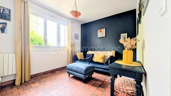 EXCLUSIVITE

Située sur la commune prisée de Douvres-la-Délivrande,  à proximité immédiate de commerces, cette belle propriété de 146 m² habitables allie le cachet de l'ancien au confort moderne. 
Elle se distingue dès l'extérieur par son architecture soignée, dotée d'une toiture en tuiles plates et d'une façade habillée de pierres de parement. 
Édifiée sur un magnifique jardin arboré de 900 m², elle offre de superbes volumes et un agencement idéal.

 Les Caractéristiques Clés

 * Surface habitable : 146 m²
 * Surface du terrain : 900 m²
 * Nombre de chambres : 5 (dont une au rez-de-chaussée)
 * Sous-sol total : 85 m²

 L'Agencement Intérieur
Au rez-de-chaussée (entièrement revêtu de tomettes authentiques et des poutres apparentes dans l'entrée) :
 * Une vaste pièce de vie de 38 m², chaleureuse et lumineuse grâce à sa triple exposition, agrémentée d'un poêle à pellets.
 * Une cuisine aménagée et parfaitement équipée.
 * Une chambre et une salle d'eau , permettant une vie de plain-pied confortable.

*À l'étage (desservi par un escalier et un palier conservant le charme des tomettes) :
 * Quatre belles chambres, dont une particulièrement spacieuse de plus de 20 m² habitables.
 * Une salle de bains indépendante équipée d'une baignoire.
 * Un WC séparé.

 Le Sous-Sol Complet (85 m²)
 * Un vaste garage d'environ 35 m².
 * Une très grande pièce de 40 m², offrant de multiples possibilités d'aménagement (atelier, salle de jeux, espace de stockage).

 Énergie et Fiscalité
 * Système de chauffage : Électrique couplé à un poêle à pellets pour un confort optimal.
 * Consommation énergétique réelle : Environ 2000 €/an d'électricité et 480 €/an de pellets (une consommation avérée largement inférieure aux estimations du DPE).
 * Taxe foncière : 2200 €

Vous n'avez plus qu'a mettre vos meubles et savourer le bonheur de vivre ici!