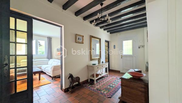 EXCLUSIVITE

Située sur la commune prisée de Douvres-la-Délivrande,  à proximité immédiate de commerces, cette belle propriété de 146 m² habitables allie le cachet de l'ancien au confort moderne. 
Elle se distingue dès l'extérieur par son architecture soignée, dotée d'une toiture en tuiles plates et d'une façade habillée de pierres de parement. 
Édifiée sur un magnifique jardin arboré de 900 m², elle offre de superbes volumes et un agencement idéal.

 Les Caractéristiques Clés

 * Surface habitable : 146 m²
 * Surface du terrain : 900 m²
 * Nombre de chambres : 5 (dont une au rez-de-chaussée)
 * Sous-sol total : 85 m²

 L'Agencement Intérieur
Au rez-de-chaussée (entièrement revêtu de tomettes authentiques et des poutres apparentes dans l'entrée) :
 * Une vaste pièce de vie de 38 m², chaleureuse et lumineuse grâce à sa triple exposition, agrémentée d'un poêle à pellets.
 * Une cuisine aménagée et parfaitement équipée.
 * Une chambre et une salle d'eau , permettant une vie de plain-pied confortable.

*À l'étage (desservi par un escalier et un palier conservant le charme des tomettes) :
 * Quatre belles chambres, dont une particulièrement spacieuse de plus de 20 m² habitables.
 * Une salle de bains indépendante équipée d'une baignoire.
 * Un WC séparé.

 Le Sous-Sol Complet (85 m²)
 * Un vaste garage d'environ 35 m².
 * Une très grande pièce de 40 m², offrant de multiples possibilités d'aménagement (atelier, salle de jeux, espace de stockage).

 Énergie et Fiscalité
 * Système de chauffage : Électrique couplé à un poêle à pellets pour un confort optimal.
 * Consommation énergétique réelle : Environ 2000 €/an d'électricité et 480 €/an de pellets (une consommation avérée largement inférieure aux estimations du DPE).
 * Taxe foncière : 2200 €

Vous n'avez plus qu'a mettre vos meubles et savourer le bonheur de vivre ici!