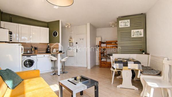 À vendre au Havre, dans un secteur particulièrement recherché à proximité immédiate de la plage, découvrez ce studio meublé d'environ 29 m² situé au sein d'une résidence sécurisée avec ascenseur.

L'appartement se compose d'une belle pièce de vie lumineuse offrant un espace salon et couchage, d'une cuisine aménagée et équipée ainsi que d'une salle d'eau avec WC.

Son agencement permet également d'envisager l'installation d'une verrière afin de créer un véritable coin nuit indépendant, un atout supplémentaire pour valoriser le bien et optimiser son potentiel locatif.

Grâce à son emplacement privilégié, à quelques minutes à pied de la mer, des commerces, des transports et des établissements d'enseignement, ce studio représente une excellente opportunité pour un investissement immobilier au Havre ou pour l'acquisition d'un pied-à-terre sur la côte normande.

Les points forts :
• Studio vendu entièrement meublé
• Résidence avec ascenseur
• Appartement lumineux et fonctionnel
• Possibilité de créer un espace nuit séparé
• Proximité immédiate de la plage du Havre
• Commerces et transports accessibles à pied
• Forte attractivité locative
• Idéal location meublée, étudiante ou saisonnière

Un bien rare sur le secteur, offrant un excellent potentiel de valorisation et de rentabilité.