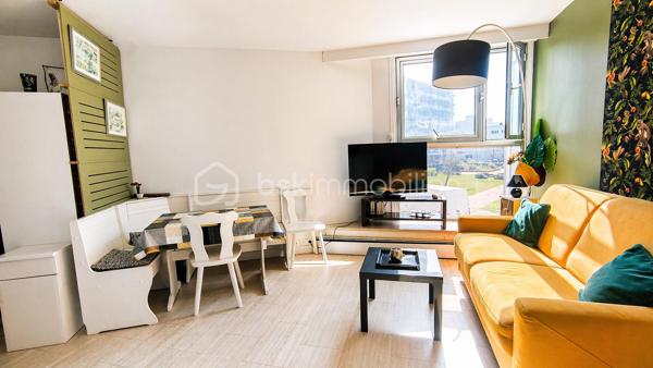 À vendre au Havre, dans un secteur particulièrement recherché à proximité immédiate de la plage, découvrez ce studio meublé d'environ 29 m² situé au sein d'une résidence sécurisée avec ascenseur.

L'appartement se compose d'une belle pièce de vie lumineuse offrant un espace salon et couchage, d'une cuisine aménagée et équipée ainsi que d'une salle d'eau avec WC.

Son agencement permet également d'envisager l'installation d'une verrière afin de créer un véritable coin nuit indépendant, un atout supplémentaire pour valoriser le bien et optimiser son potentiel locatif.

Grâce à son emplacement privilégié, à quelques minutes à pied de la mer, des commerces, des transports et des établissements d'enseignement, ce studio représente une excellente opportunité pour un investissement immobilier au Havre ou pour l'acquisition d'un pied-à-terre sur la côte normande.

Les points forts :
• Studio vendu entièrement meublé
• Résidence avec ascenseur
• Appartement lumineux et fonctionnel
• Possibilité de créer un espace nuit séparé
• Proximité immédiate de la plage du Havre
• Commerces et transports accessibles à pied
• Forte attractivité locative
• Idéal location meublée, étudiante ou saisonnière

Un bien rare sur le secteur, offrant un excellent potentiel de valorisation et de rentabilité.