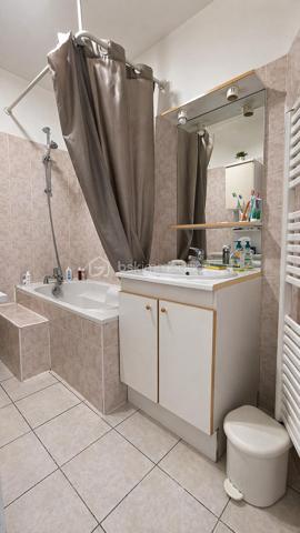 À vendre au Havre, dans un secteur particulièrement recherché à proximité immédiate de la plage, découvrez ce studio meublé d'environ 29 m² situé au sein d'une résidence sécurisée avec ascenseur.

L'appartement se compose d'une belle pièce de vie lumineuse offrant un espace salon et couchage, d'une cuisine aménagée et équipée ainsi que d'une salle d'eau avec WC.

Son agencement permet également d'envisager l'installation d'une verrière afin de créer un véritable coin nuit indépendant, un atout supplémentaire pour valoriser le bien et optimiser son potentiel locatif.

Grâce à son emplacement privilégié, à quelques minutes à pied de la mer, des commerces, des transports et des établissements d'enseignement, ce studio représente une excellente opportunité pour un investissement immobilier au Havre ou pour l'acquisition d'un pied-à-terre sur la côte normande.

Les points forts :
• Studio vendu entièrement meublé
• Résidence avec ascenseur
• Appartement lumineux et fonctionnel
• Possibilité de créer un espace nuit séparé
• Proximité immédiate de la plage du Havre
• Commerces et transports accessibles à pied
• Forte attractivité locative
• Idéal location meublée, étudiante ou saisonnière

Un bien rare sur le secteur, offrant un excellent potentiel de valorisation et de rentabilité.