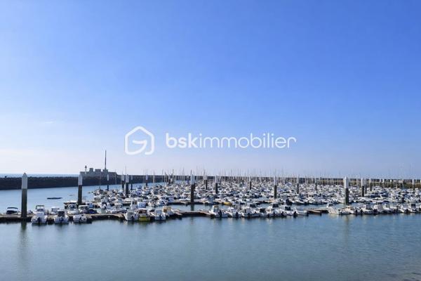 À vendre au Havre, dans un secteur particulièrement recherché à proximité immédiate de la plage, découvrez ce studio meublé d'environ 29 m² situé au sein d'une résidence sécurisée avec ascenseur.

L'appartement se compose d'une belle pièce de vie lumineuse offrant un espace salon et couchage, d'une cuisine aménagée et équipée ainsi que d'une salle d'eau avec WC.

Son agencement permet également d'envisager l'installation d'une verrière afin de créer un véritable coin nuit indépendant, un atout supplémentaire pour valoriser le bien et optimiser son potentiel locatif.

Grâce à son emplacement privilégié, à quelques minutes à pied de la mer, des commerces, des transports et des établissements d'enseignement, ce studio représente une excellente opportunité pour un investissement immobilier au Havre ou pour l'acquisition d'un pied-à-terre sur la côte normande.

Les points forts :
• Studio vendu entièrement meublé
• Résidence avec ascenseur
• Appartement lumineux et fonctionnel
• Possibilité de créer un espace nuit séparé
• Proximité immédiate de la plage du Havre
• Commerces et transports accessibles à pied
• Forte attractivité locative
• Idéal location meublée, étudiante ou saisonnière

Un bien rare sur le secteur, offrant un excellent potentiel de valorisation et de rentabilité.