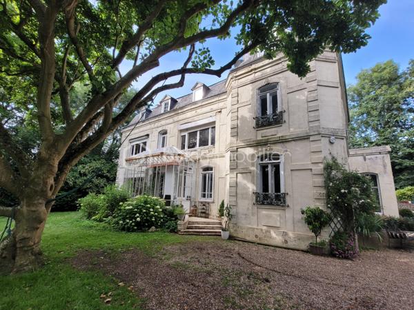 *** A 6 km d'ETRETAT, au coeur d'un parc paysager de 4000 m2 environ propriété  comprenant authentique  MANOIR 19ème siècle  avec ses éléments d'époque : vitraux, moulures, cheminées et ancienne maison de gardien 1886 ***
Edifié sur une grande cave divisée en chaufferie, cave à vin et plusieurs pièces de rangement, ce  Manoir  comprend au rez-de-chaussée: hall d'entrée, grande salle à manger avec cheminée, grand salon avec cheminée, petit salon avec cheminée et accès sur véranda d'époque, grande cuisine équipée avec accès extérieur, arrière cuisine, WC.
A l'étage : grand palier , 4 chambres, bureau, 2 salles de bain, dont une avec douche, WC.
Au 2éme étage: 2 greniers de belle hauteur qui sont aménageables.
Ancienne maison de gardien  comprenant au rez-de-chaussée: entrée, séjour, cuisine, WC, GARAGE pour 3 voitures et atelier. Au 1er étage: 2 pièces avec point d'eau.
Dépendance de plain pied, ancienne buanderie, divisée en 2 pièces.