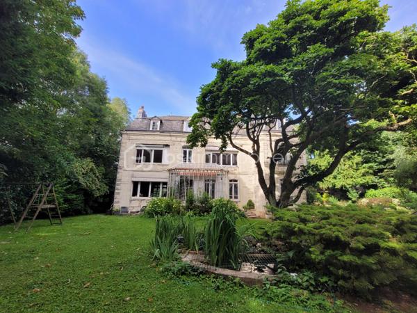 *** A 6 km d'ETRETAT, au coeur d'un parc paysager de 4000 m2 environ propriété  comprenant authentique  MANOIR 19ème siècle  avec ses éléments d'époque : vitraux, moulures, cheminées et ancienne maison de gardien 1886 ***
Edifié sur une grande cave divisée en chaufferie, cave à vin et plusieurs pièces de rangement, ce  Manoir  comprend au rez-de-chaussée: hall d'entrée, grande salle à manger avec cheminée, grand salon avec cheminée, petit salon avec cheminée et accès sur véranda d'époque, grande cuisine équipée avec accès extérieur, arrière cuisine, WC.
A l'étage : grand palier , 4 chambres, bureau, 2 salles de bain, dont une avec douche, WC.
Au 2éme étage: 2 greniers de belle hauteur qui sont aménageables.
Ancienne maison de gardien  comprenant au rez-de-chaussée: entrée, séjour, cuisine, WC, GARAGE pour 3 voitures et atelier. Au 1er étage: 2 pièces avec point d'eau.
Dépendance de plain pied, ancienne buanderie, divisée en 2 pièces.