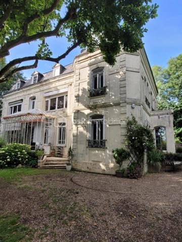 *** A 6 km d'ETRETAT, au coeur d'un parc paysager de 4000 m2 environ propriété  comprenant authentique  MANOIR 19ème siècle  avec ses éléments d'époque : vitraux, moulures, cheminées et ancienne maison de gardien 1886 ***
Edifié sur une grande cave divisée en chaufferie, cave à vin et plusieurs pièces de rangement, ce  Manoir  comprend au rez-de-chaussée: hall d'entrée, grande salle à manger avec cheminée, grand salon avec cheminée, petit salon avec cheminée et accès sur véranda d'époque, grande cuisine équipée avec accès extérieur, arrière cuisine, WC.
A l'étage : grand palier , 4 chambres, bureau, 2 salles de bain, dont une avec douche, WC.
Au 2éme étage: 2 greniers de belle hauteur qui sont aménageables.
Ancienne maison de gardien  comprenant au rez-de-chaussée: entrée, séjour, cuisine, WC, GARAGE pour 3 voitures et atelier. Au 1er étage: 2 pièces avec point d'eau.
Dépendance de plain pied, ancienne buanderie, divisée en 2 pièces.