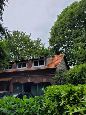 *** A 6 km d'ETRETAT, au coeur d'un parc paysager de 4000 m2 environ propriété  comprenant authentique  MANOIR 19ème siècle  avec ses éléments d'époque : vitraux, moulures, cheminées et ancienne maison de gardien 1886 ***
Edifié sur une grande cave divisée en chaufferie, cave à vin et plusieurs pièces de rangement, ce  Manoir  comprend au rez-de-chaussée: hall d'entrée, grande salle à manger avec cheminée, grand salon avec cheminée, petit salon avec cheminée et accès sur véranda d'époque, grande cuisine équipée avec accès extérieur, arrière cuisine, WC.
A l'étage : grand palier , 4 chambres, bureau, 2 salles de bain, dont une avec douche, WC.
Au 2éme étage: 2 greniers de belle hauteur qui sont aménageables.
Ancienne maison de gardien  comprenant au rez-de-chaussée: entrée, séjour, cuisine, WC, GARAGE pour 3 voitures et atelier. Au 1er étage: 2 pièces avec point d'eau.
Dépendance de plain pied, ancienne buanderie, divisée en 2 pièces.