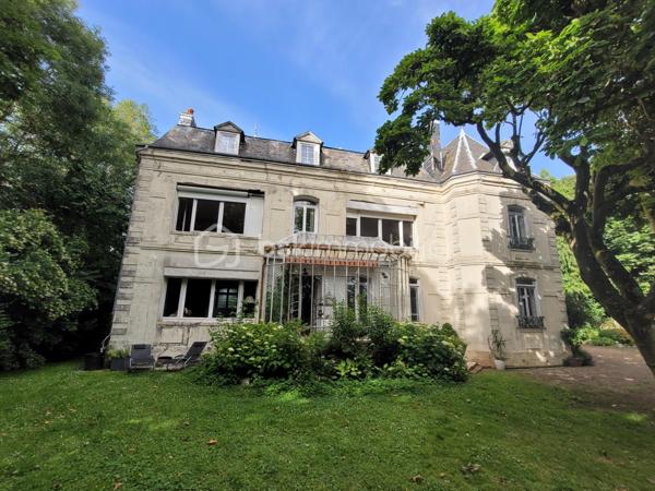 *** A 6 km d'ETRETAT, au coeur d'un parc paysager de 4000 m2 environ propriété  comprenant authentique  MANOIR 19ème siècle  avec ses éléments d'époque : vitraux, moulures, cheminées et ancienne maison de gardien 1886 ***
Edifié sur une grande cave divisée en chaufferie, cave à vin et plusieurs pièces de rangement, ce  Manoir  comprend au rez-de-chaussée: hall d'entrée, grande salle à manger avec cheminée, grand salon avec cheminée, petit salon avec cheminée et accès sur véranda d'époque, grande cuisine équipée avec accès extérieur, arrière cuisine, WC.
A l'étage : grand palier , 4 chambres, bureau, 2 salles de bain, dont une avec douche, WC.
Au 2éme étage: 2 greniers de belle hauteur qui sont aménageables.
Ancienne maison de gardien  comprenant au rez-de-chaussée: entrée, séjour, cuisine, WC, GARAGE pour 3 voitures et atelier. Au 1er étage: 2 pièces avec point d'eau.
Dépendance de plain pied, ancienne buanderie, divisée en 2 pièces.