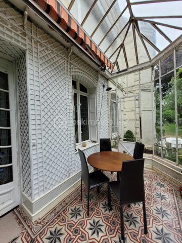 *** A 6 km d'ETRETAT, au coeur d'un parc paysager de 4000 m2 environ propriété  comprenant authentique  MANOIR 19ème siècle  avec ses éléments d'époque : vitraux, moulures, cheminées et ancienne maison de gardien 1886 ***
Edifié sur une grande cave divisée en chaufferie, cave à vin et plusieurs pièces de rangement, ce  Manoir  comprend au rez-de-chaussée: hall d'entrée, grande salle à manger avec cheminée, grand salon avec cheminée, petit salon avec cheminée et accès sur véranda d'époque, grande cuisine équipée avec accès extérieur, arrière cuisine, WC.
A l'étage : grand palier , 4 chambres, bureau, 2 salles de bain, dont une avec douche, WC.
Au 2éme étage: 2 greniers de belle hauteur qui sont aménageables.
Ancienne maison de gardien  comprenant au rez-de-chaussée: entrée, séjour, cuisine, WC, GARAGE pour 3 voitures et atelier. Au 1er étage: 2 pièces avec point d'eau.
Dépendance de plain pied, ancienne buanderie, divisée en 2 pièces.