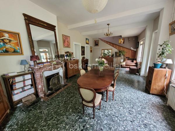 *** A 6 km d'ETRETAT, au coeur d'un parc paysager de 4000 m2 environ propriété  comprenant authentique  MANOIR 19ème siècle  avec ses éléments d'époque : vitraux, moulures, cheminées et ancienne maison de gardien 1886 ***
Edifié sur une grande cave divisée en chaufferie, cave à vin et plusieurs pièces de rangement, ce  Manoir  comprend au rez-de-chaussée: hall d'entrée, grande salle à manger avec cheminée, grand salon avec cheminée, petit salon avec cheminée et accès sur véranda d'époque, grande cuisine équipée avec accès extérieur, arrière cuisine, WC.
A l'étage : grand palier , 4 chambres, bureau, 2 salles de bain, dont une avec douche, WC.
Au 2éme étage: 2 greniers de belle hauteur qui sont aménageables.
Ancienne maison de gardien  comprenant au rez-de-chaussée: entrée, séjour, cuisine, WC, GARAGE pour 3 voitures et atelier. Au 1er étage: 2 pièces avec point d'eau.
Dépendance de plain pied, ancienne buanderie, divisée en 2 pièces.