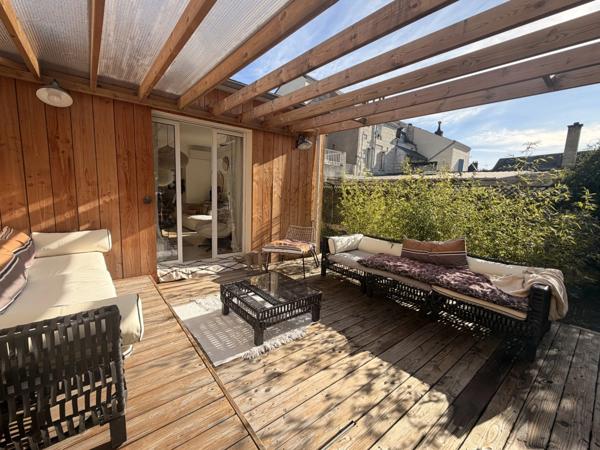 Maison de ville entièrement rénovée, composée de 4 chambres, terrasse et jardin à proximité du coeur de ville de Saumur.