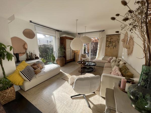 Maison de ville entièrement rénovée, composée de 4 chambres, terrasse et jardin à proximité du coeur de ville de Saumur.