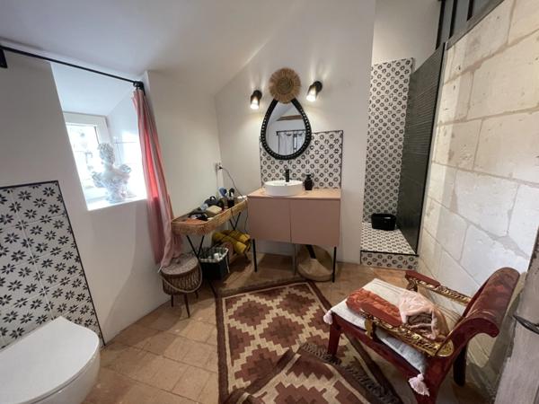 Maison de ville entièrement rénovée, composée de 4 chambres, terrasse et jardin à proximité du coeur de ville de Saumur.