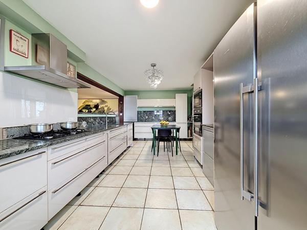EXCEPTIONNELLE VILLA SUR TOIT DE 300 M²  VUE MER