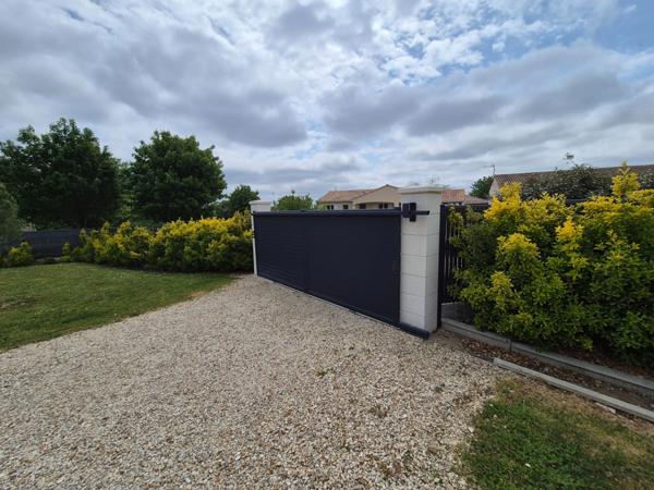 Pavillon Plain-Pied, 100 m2, 3 chambres. Prestation qualitative, terrain paysagé.