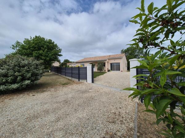 Pavillon Plain-Pied, 100 m2, 3 chambres. Prestation qualitative, terrain paysagé.