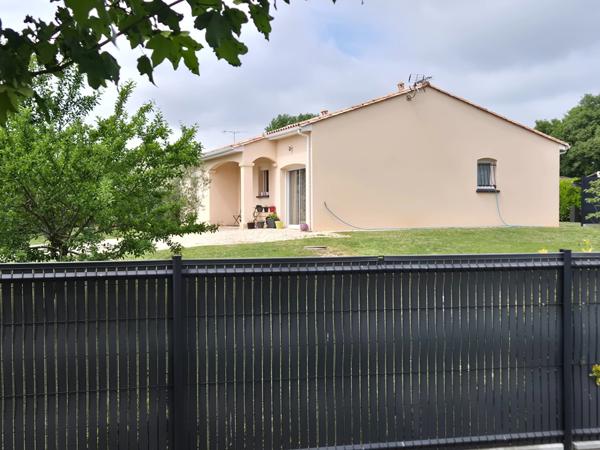 Pavillon Plain-Pied, 100 m2, 3 chambres. Prestation qualitative, terrain paysagé.