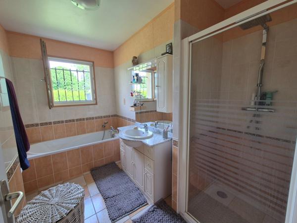 Pavillon Plain-Pied, 100 m2, 3 chambres. Prestation qualitative, terrain paysagé.