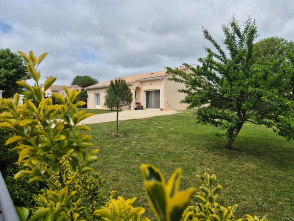 Pavillon Plain-Pied, 100 m2, 3 chambres. Prestation qualitative, terrain paysagé.
