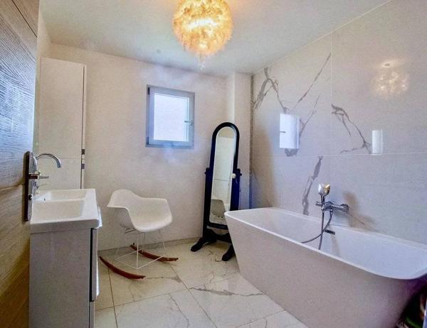 SEVRIER récente maison contemporaine à 50m du Lac