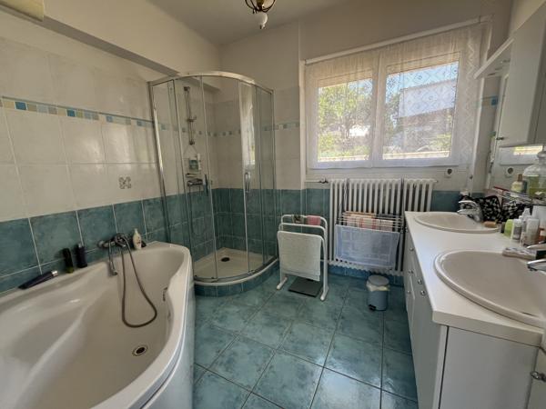Maison à vendre à Saint-Avé – 250 m² habitables sur 3 300 m² de terrain avec piscine