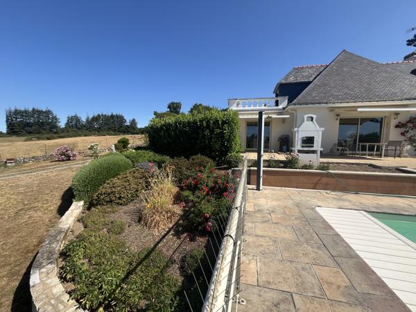 Maison à vendre à Saint-Avé – 250 m² habitables sur 3 300 m² de terrain avec piscine